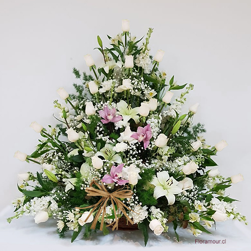 Elegante Arreglo de una faz, con rosas, liliums, flores de complemento y orquí­deas centrales. Solo Santiago